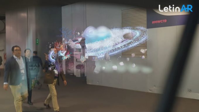 레티널의 핀미러방식 AR글래스로 증강현실을 접하는 모습. /사진=레티널