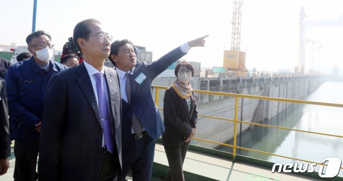 (군산=뉴스1) 유경석 기자 = 한덕수 국무총리가 28일 전북 군산시 현대중공업 군산조선소에서 열린 재가동 선포식을 마치고 현장을 시찰하고 있다. 2022.10.28/뉴스1  Copyright (C) 뉴스1. All rights reserved. 무단 전재 및 재배포 금지.