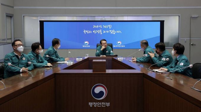 [서울=뉴시스] 윤석열 대통령이 30일 오전 중앙재난안전대책본부가 가동 중인 서울 종로구 정부서울청사 중앙안전상황실에서 이태원 핼러윈 사고 관련 긴급상황점검회의를 주재하고 있다. (사진=대통령실통신사진기자단) 2022.10.30. *재판매 및 DB 금지