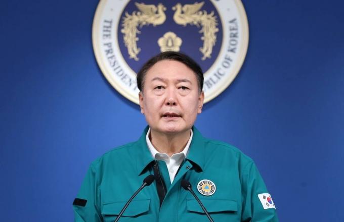 [서울=뉴시스 홍효식 기자 = 윤석열 대통령이 30일 서울 용산 대통령실 청사 브리핑룸에서 이태원 핼러윈 사고 관련 대국민 담화를 발표하고 있다. 2022.10.30.