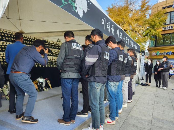경찰이 '이태원역 압사 사고' 합동 감식을 진행하기 전 서울 녹사평역 광장에 있는 합동분향소를 찾아 조문하고 있다./사진=박상곤 기자