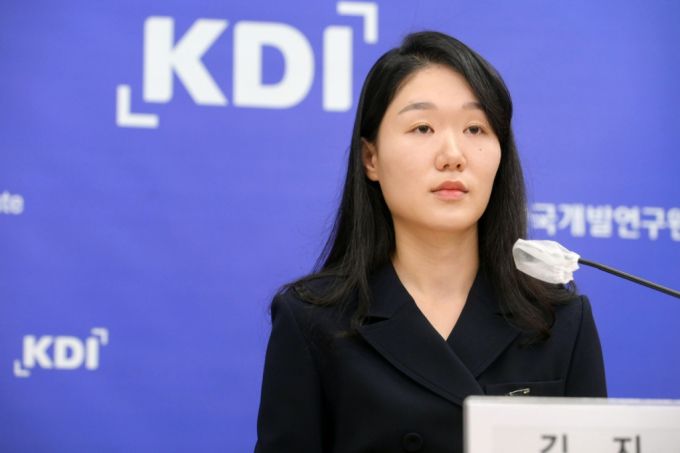김지연 KDI 경제전망실 모형총괄이 '최근 취업자 수 증가세에 대한 평가 및 향후 전망' 보고서를 발표했다./사진=KDI