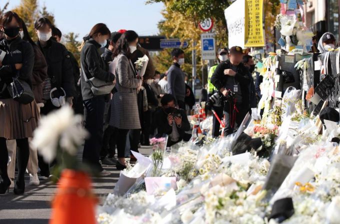 6일 서울 용산구 이태원역 1번출구 이태원 참사 현장 인근 희생자 추모공간에 시민들의 발걸음이 이어지고 있다. / 사진제공=뉴시스
