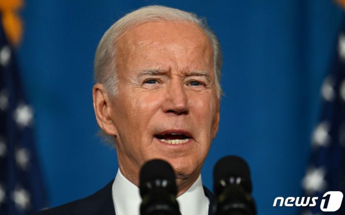 (워싱턴 AFP=뉴스1) 우동명 기자 = 조 바이든 미국 대통령이 2일(현지시간) 워싱턴의 콜럼버스 클럽에서 열린 민주당 전국 위원회서 연설을 하고 있다.  ⓒ AFP=뉴스1  Copyright (C) 뉴스1. All rights reserved. 무단 전재 및 재배포 금지.