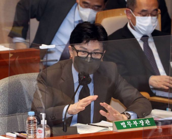 [서울=뉴시스] 전진환 기자 = 한동훈 법무부장관이 8일 서울 여의도 국회에서 열린 국회 예산결산특별위원회 전체회의에서 의원 질의에 답하고 있다. 2022.11.08.