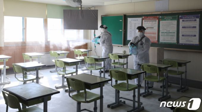 (안산=뉴스1) 김영운 기자 = 2023학년도 대학수학능력시험을 하루 앞둔 16일 오후 경기 안산시 단원구 고잔고등학교에서 방역 관계자들이 수능 시험실 방역 작업을 하고 있다. 2022.11.16/뉴스1  Copyright (C) 뉴스1. All rights reserved. 무단 전재 및 재배포 금지.