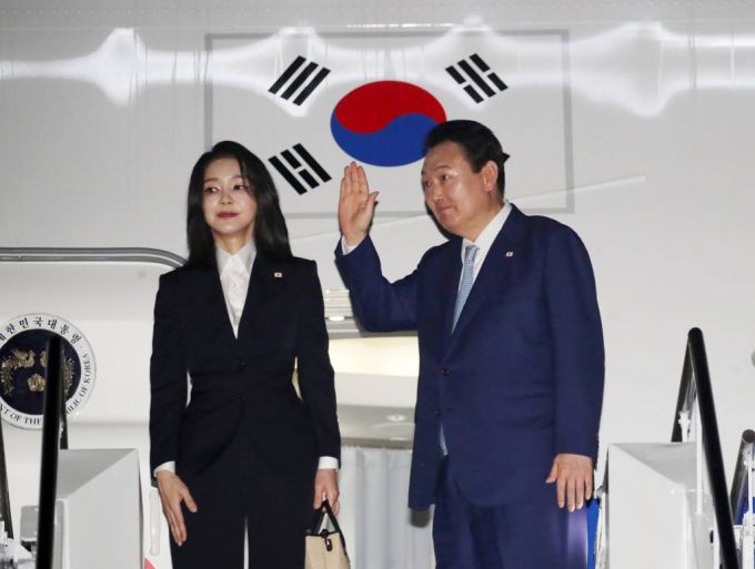 동남아 순방을 마친 윤석열 대통령과 부인 김건희 여사가 15일(현지시간) 발리 응우라라이 국제공항에서 공군 1호기에 올라 인사하고 있다. /사진=뉴시스