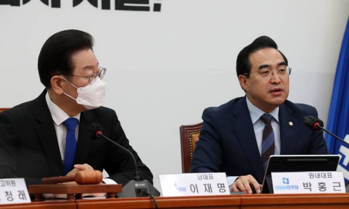 [서울=뉴시스] 고범준 기자 = 박홍근 더불어민주당 원내대표가 16일 오전 서울 여의도 국회에서 열린 최고위원회의에서 발언하고 있다. 2022.11.16.