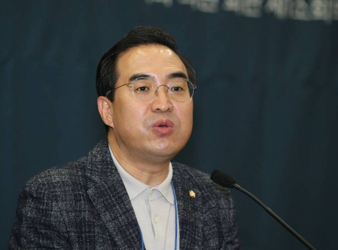 [서울=뉴시스] 전진환 기자 = 박홍근 더불어민주당 원내대표가 20일 오후 서울 여의도 국회 의원회관에서 열린 국경없는 수의사회 심포지엄에 참석해 축사를 하고 있다. 2022.11.20