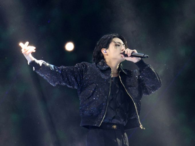 그룹 방탄소년단(BTS) 정국이 20일 오후(현지시간) 카타르 알코르 알베이트 스타디움에서 열린 2022 카타르 월드컵 개막식에서 월드컵 공식 사운드트랙 '드러머스' 무대를 선보이고 있다. /사진=뉴스1