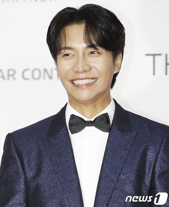 (서울=뉴스1) 권현진 기자 = 배우 이승기가 2일 오후 서울 강서구 KBS 아레나에서 열린 ‘2021 아시아 아티스트 어워즈(AAA)’ 레드카펫 행사에 참석해 포즈를 취하고 있다. 2021.12.2/뉴스1