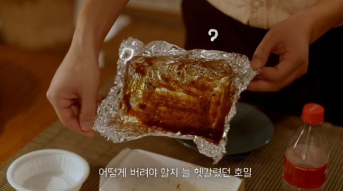 양념치킨을 싼 알루미늄 호일, 혹은 김밥을 싼 호일은 부피가 작으므로 선별하기 어렵단다. 구겨서 일반 쓰레기로 버린다./사진=배달의민족 유튜브