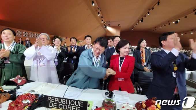 (서울=뉴스1) 임세영 기자 = 30일(현지시각) 모로코 라바타에서 열린 제17차 유네스코 무형유산보호협약 정부간위원회에서  ‘한국의 탈춤’이 유네스코 인류무형문화유산으로 등재되자 최응천 문화재청장(가운데)과 박상미 주(駐)유네스코 대표부 대사(오른쪽 두 번째) 등 정부 대표단이 관계자들과 기뻐하고 있다. ‘한국의 탈춤’은 춤과 노래, 연극을 아우르는 종합예술로, 사회 비판과 평등의 가치를 인정받아 한국의 22번째 유네스코 인류무형문화유산으로 이름을 올리게 되었다. (문화재청 제공) 2022.11.30/뉴스1  Copyright (C) 뉴스1. All rights reserved. 무단 전재 및 재배포 금지.