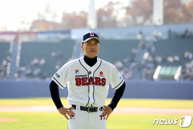 (서울=뉴스1) 이승배 기자 = 이승엽 신임 두산베어스 감독이 20일 오후 서울 송파구 잠실야구장에서 열린 최강몬스터즈와 두산베어스의 이벤트 경기에 앞서 그라운드에서 대기하고 있다. 2022.11.20/뉴스1  Copyright (C) 뉴스1. All rights reserved. 무단 전재 및 재배포 금지.