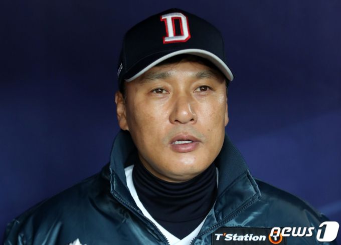 (서울=뉴스1) 이승배 기자 = 이승엽 두산베어스 감독이 20일 오전 서울 송파구 잠실야구장에서 최강몬스터즈와 두산베어스와의 이벤트 경기에 앞서 인터뷰하고 있다. 2022.11.20/뉴스1  Copyright (C) 뉴스1. All rights reserved. 무단 전재 및 재배포 금지.