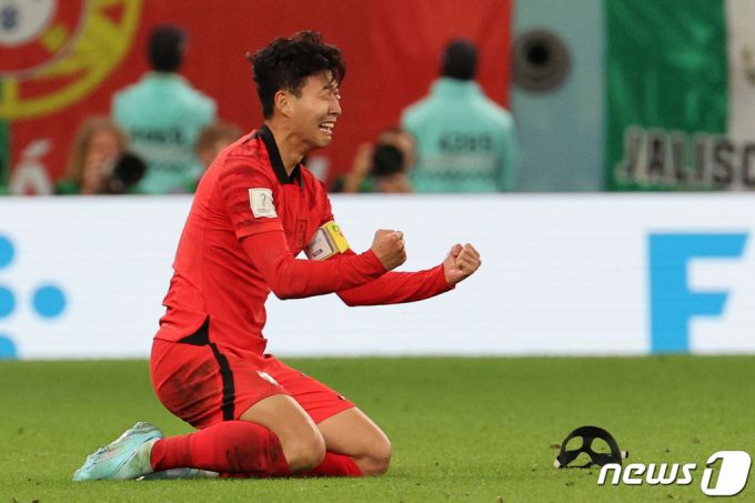 (알라이얀(카타르)=뉴스1) 이광호 기자 = 2일 오후(현지시간) 카타르 알라이얀 에듀케이션 시티 스타디움에서 열린 2022 카타르 월드컵 조별리그 H조 3차전 대한민국과 포르투갈의 경기에서 대한민국이 2대 1로 승리하자 울먹이며 기뻐하고  있다. 2022.12.3/뉴스1  Copyright (C) 뉴스1. All rights reserved. 무단 전재 및 재배포 금지.