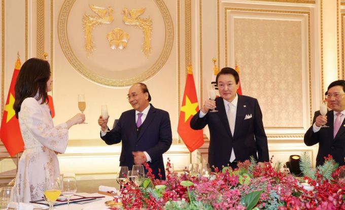 [서울=뉴시스] 전신 기자 = 윤석열 대통령과 부인 김건희 여사가 5일 청와대 영빈관에서 열린 국빈만찬에서 응우옌 쑤언 푹 베트남 국가주석과 건배하고 있다. (대통령실통신사진기자단). 2022.12.05.