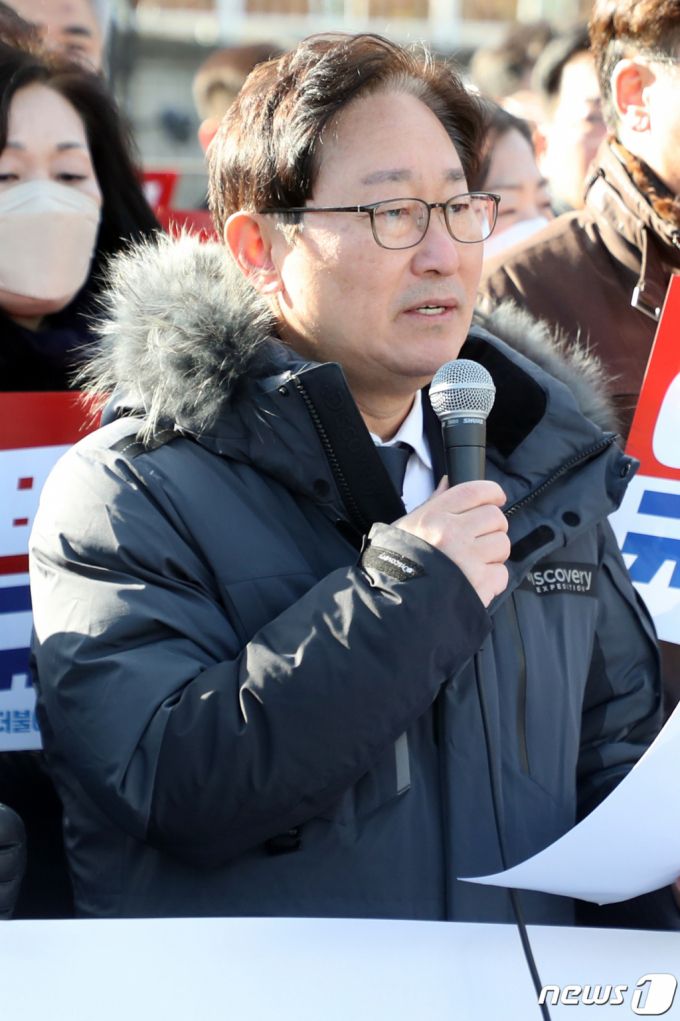 더불어민주당 검찰독재정치탄압대책위원장이 1일 오전 서울 용산구 대통령실 앞에서 열린 '윤석열 정권 정치탄압 중단 촉구 기자회견 및 공개토론회'에서 발언을 하고 있다./뉴스1