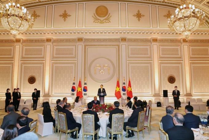 [서울=뉴시스] 전신 기자 = 윤석열 대통령이 5일 청와대 영빈관에서 열린 응우옌 쑤언 푹 베트남 국가주석 방한 국빈만찬에서 만찬사하고 있다. (대통령실통신사진기자단). 2022.12.05.