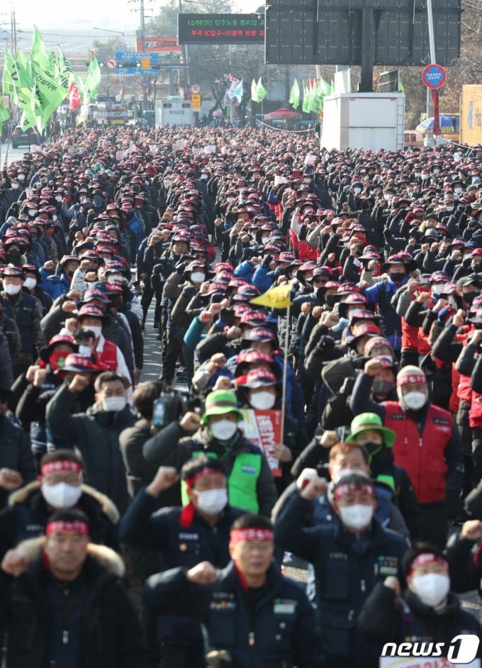 (의왕=뉴스1) 김영운 기자 = 민주노총 공공운수노조 화물연대본부의 집단운송거부(총파업) 행동이 13일째 이어진 6일 오후 경기 의왕시 의왕ICD제2터미널 앞에서 민주노총 노조원들이 총파업·총력투쟁 결의대회를 하고 있다. 2022.12.6/뉴스1  Copyright (C) 뉴스1. All rights reserved. 무단 전재 및 재배포 금지.