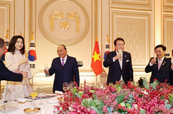 [서울=뉴시스] 전신 기자 = 윤석열 대통령과 부인 김건희 여사가 5일 청와대 영빈관에서 열린 국빈만찬에서 응우옌 쑤언 푹 베트남 국가주석과 건배하고 있다. (대통령실통신사진기자단). 2022.12.05.