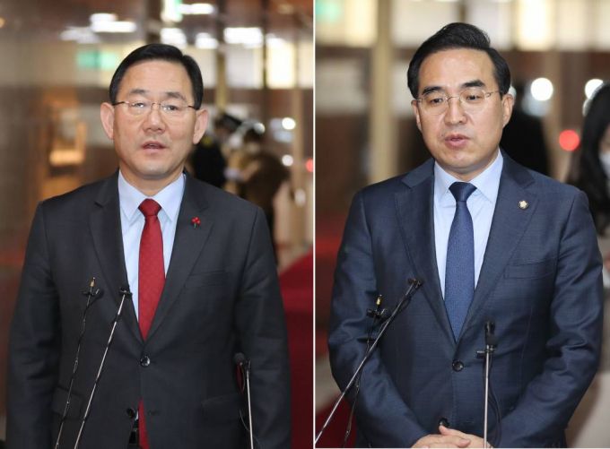 주호영(왼쪽) 국민의힘 원내대표와 박홍근 더불어민주당 원내대표가 이달 2일 오전 서울 여의도 국회의장실에서 여야 원내대표 회동을 마치고 나와 각각 기자들에게 발언하고 있다. / 사진제공=뉴시스