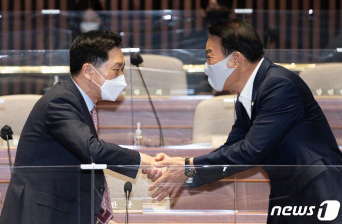 김기현 국민의힘 의원(왼쪽)이 21일 오전 서울 여의도 국회에서 열린 의원총회에 참석하며 동료 의원들과 인사하고 있다. /사진=뉴스1.