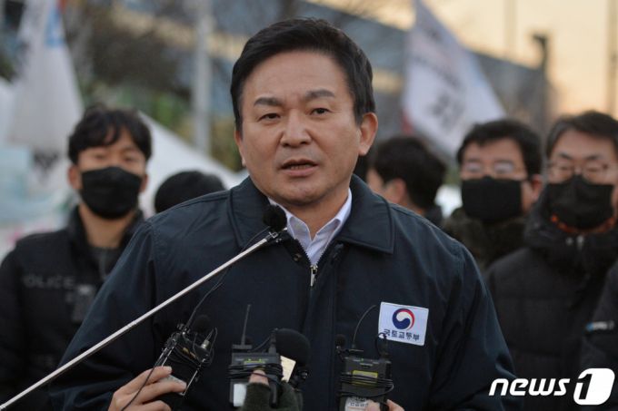 (포항=뉴스1) 최창호 기자 = 원희룡 국토교통부 장관이 6일 오후 민주노총 화물연대 경북 포항지부 파업 현장인 남구 철강공단에 있는 천막 농성장에서 집행부와 비공개로 대화를 마친 후 언론 브리핑을 하고 있다. 2022.12.6/뉴스1  Copyright (C) 뉴스1. All rights reserved. 무단 전재 및 재배포 금지.