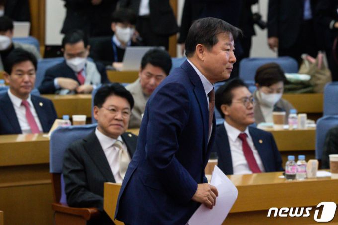 이철규 국민의힘 의원이 7일 서울 여의도 국회 의원회관에서 열린 국민의힘 공부모임 '국민공감' 첫 모임에서 인사말을 위해 단상에 오르고 있다.  국민공감은 지난 지방선거 승리 이후 친윤계 의원들이 주축이 된 민들레가 이름을 바꾼 모임이다. /사진=뉴스1.