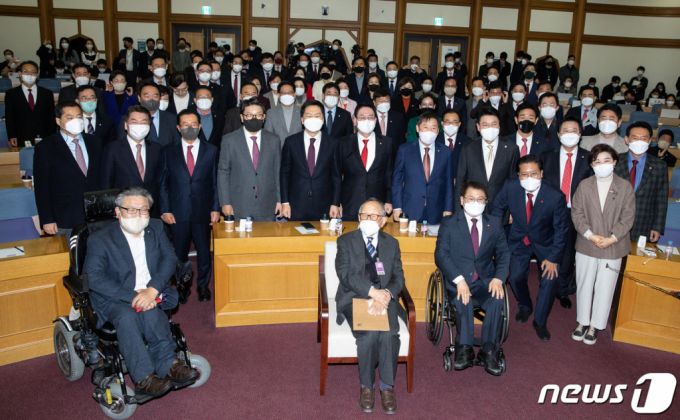 7일 서울 여의도 국회 의원회관에서 열린 국민의힘 공부모임 '국민공감' 첫 모임에서 참석자들이 기념 촬영을 하고 있다. 두 번째 줄 왼쪽부터 박대출, 안철수, 이종배, 권성동, 김기현, 정우택, 이철규, 장제원, 강기윤, 김석기 의원.  국민공감은 지난 지방선거 승리 이후 친윤계 의원들이 주축이 된 민들레가 이름을 바꾼 모임이다. /사진=뉴스1.