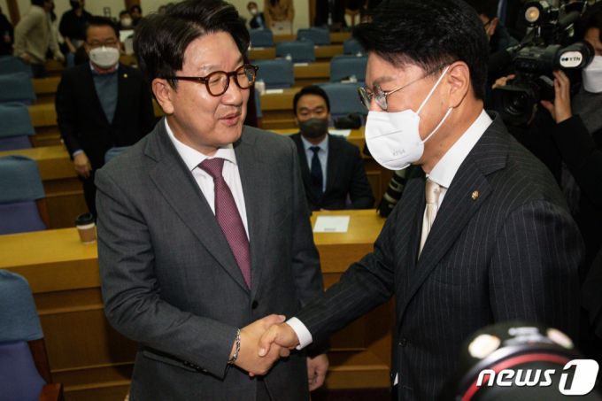 권성동 국민의힘 의원(왼쪽)과 장제원 의원이 7일 서울 여의도 국회 의원회관에서 열린 국민의힘 공부모임 '국민공감' 첫 모임에서 인사를 나누고 있다.  국민공감은 지난 지방선거 승리 이후 친윤계 의원들이 주축이 된 민들레가 이름을 바꾼 모임이다./사진=뉴스1