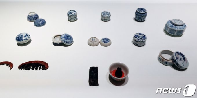 (서울=뉴스1) 박지혜 기자 = 조선시대 공주가 쓰던 화장품이 고증을 거쳐 다시 제작된다.  서울 종로구 고궁박물관에 전시된 화협옹주묘에서 출토된 청화백자 화장품 용기들. 2020.9.22/뉴스1