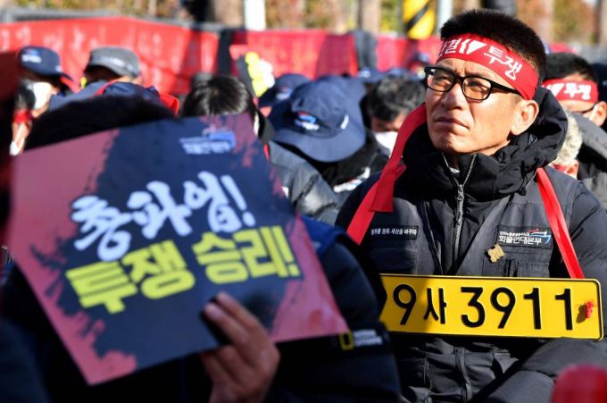 [광주=뉴시스] 이영주 기자 = 8일 오후 광주 광산구 평동역 교차로에서 화물연대 광주지역본부의 총파업 15일차 총력투쟁 결의대회가 열리고 있다. 2022.12.08.