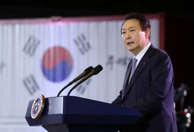 [서울=뉴시스 전신 기자 = 윤석열 대통령이 5일 서울 삼성동 코엑스에서 열린 제59회 무역의날 기념식에서 축사하고 있다. 2022.12.05.