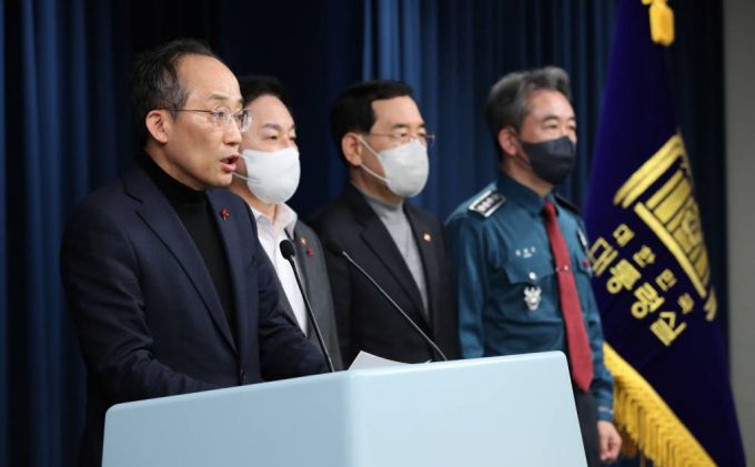 [서울=뉴시스] 전신 기자 = 추경호 경제부총리가 4일 서울 용산 대통령실 청사 브리핑룸에서 대통령 주재 화물연대 집단 운송거부 관계장관회의 관련 브리핑을 하고 있다. 2022.12.04.