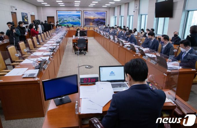 9일 오전 서울 여의도 국회에서 국토교통위원회 전체회의가 국민의힘 의원들의 불참 속 진행되고 있다. /사진=뉴스1.