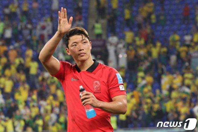 지난 5일(현지시간) 2022 카타르 월드컵 16강 대한민국과 브라질의 경기에서 1대 4로 패배한 대한민국 황희찬이 응원단을 향해 인사하고 있다. /사진=뉴스1
