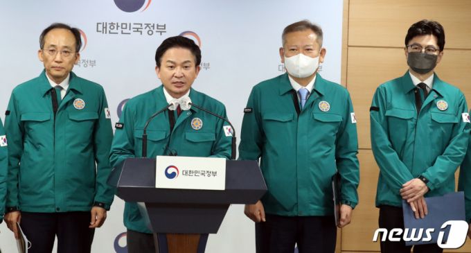 (서울=뉴스1) 김명섭 기자 = 원희룡 국토교통부 장관이 8일 오전 서울 종로구 세종대로 정부서울청사에세 화물연대 운송거부 관련 합동브리핑을 하고 있다. 왼쪽부터 추경호 경제부총리 겸 기획재정부 장관, 원 장관, 이상민 행정안전부 장관, 한동훈 법무부 장관. 2022.12.8/뉴스1  Copyright (C) 뉴스1. All rights reserved. 무단 전재 및 재배포 금지.