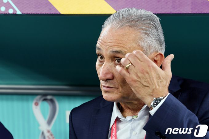 아데노르 레오나르도 바치 브라질 감독이 지난 5일 오후(현지시간) 카타르 도하 스타디움974에서 열린 2022 카타르 월드컵 16강 대한민국과 브라질의 경기에서 생각에 잠겨 있다. 경기는 대한민국이 1대 4로 패배, 브라질이 8강 진출 티켓을 따냈다./사진=뉴스1