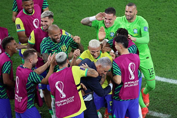 지난 5일(현지시간) 2022 카타르 월드컵 브라질 대 한국의 16강전에서 히샤를리송이 세 번째 골을 넣고 브라질 감독 치치와 함께 축하하는 모습./Reuters/뉴스1
