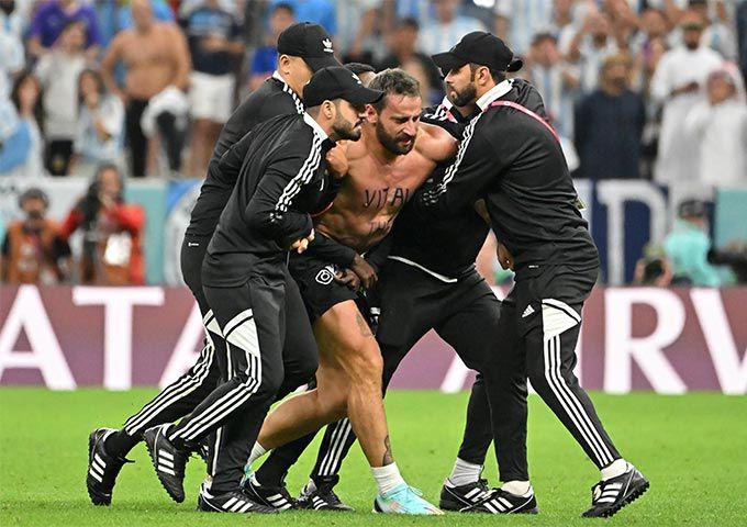 지난 10일(한국시간) 2022 카타르 월드컵 아르헨티나 대 네덜란드 8강전 경기장에 난입한 유튜버 비탈리 즈도로베츠키가 경호원들에게 끌려나가는 모습./Reuters/뉴스1