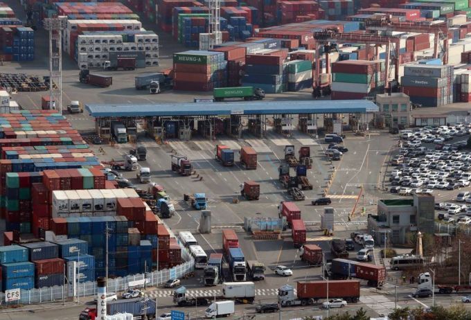 [부산=뉴시스] 하경민 기자 = 민주노총 공공운수노조 화물연대본부가 조합원 투표를 통해 총파업 철회를 결정한 9일 오후 부산 남구 신선대부두 출입구에서 화물차량이 줄지어 드나들고 있다. 2022.12.09.