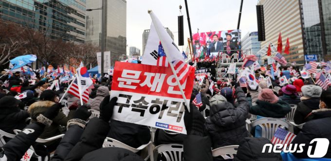 10일 오후 서울 광화문 일대에서 보수단체 회원들이 정부 비판 단체를 규탄하는 구호를 외치고 있다. /사진=뉴스1