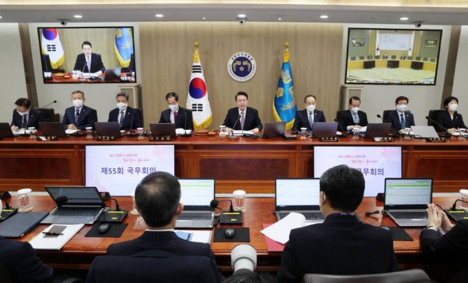 [서울=뉴시스] 홍효식 기자 = 윤석열 대통령이 13일 오전 서울 용산 대통령실 청사에서 열린 국무회의를 주재하고 있다. (대통령실통신사진기자단) 2022.12.13.