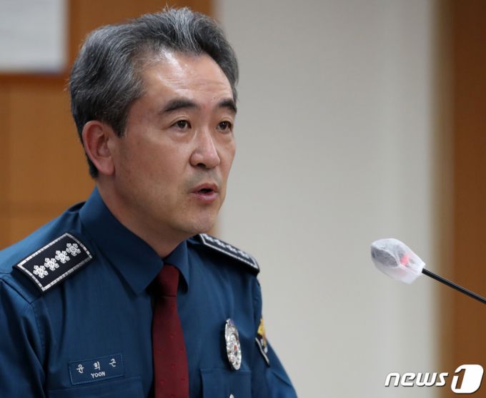 (서울=뉴스1) 김진환 기자 = 윤희근 경찰청장이 29일 오후 서울 서대문구 경찰청 무궁화회의실에서 열린 전국 시도청장 화상회의에서 모두 발언을 하고 있다. 2022.11.29/뉴스1  Copyright (C) 뉴스1. All rights reserved. 무단 전재 및 재배포 금지.