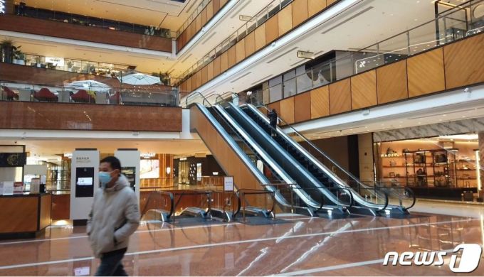 (베이징 AFP=뉴스1) 최서윤 기자 = 13일 중국 베이징에 위치한 한 쇼핑몰 내부가 텅 빈 모습이 AFPTV 카메라에 포착됐다. 2022. 12. 13.    ⓒ AFP=뉴스1  Copyright (C) 뉴스1. All rights reserved. 무단 전재 및 재배포 금지.