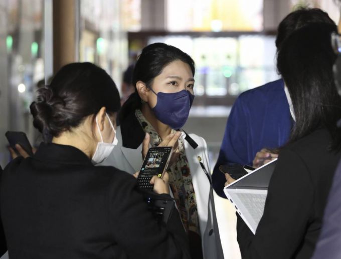 신현영 더불어민주당 의원이 지난달 3일 오후 서울지방경찰청 로비에서 기자들 질문에 답변하고 있다. / 사진제공=뉴시스