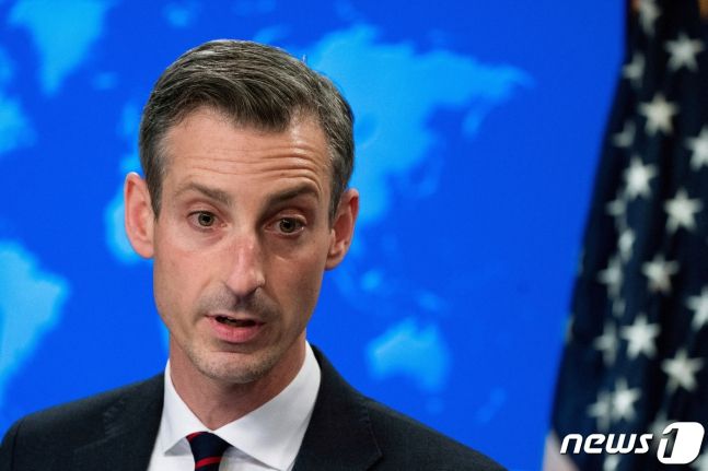 네드 프라이스 미국 국무부 대변인이 미국 국무부 청사에서 브리핑을 열고 취재진의 질문에 답하고 있다. ⓒ 로이터=뉴스1