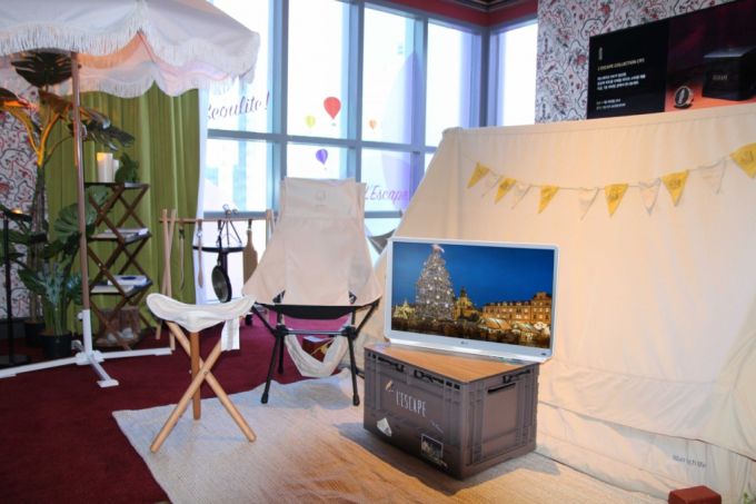 호텔에 마련된 LG룸앤TV. 숙박하는 고객들이 직접 사용해볼 수 있다/사진=LG전자