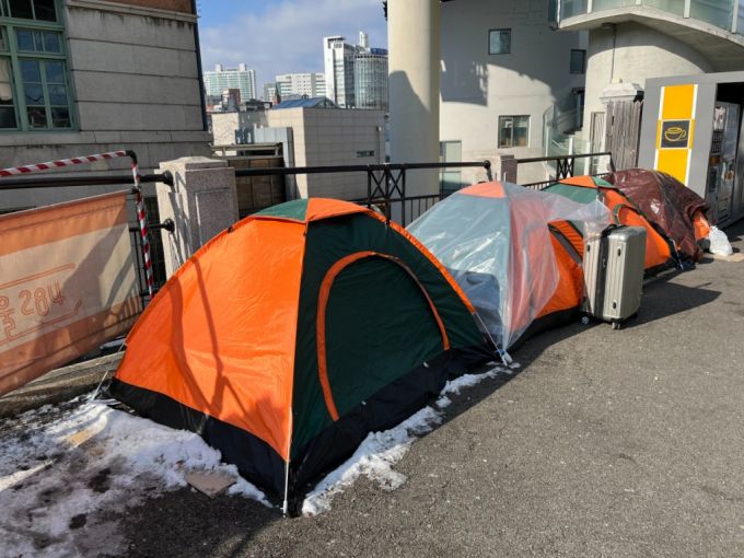 23일 서울역 일대 설치된 노숙인들 텐트 네동. 바닥에 이불을 깔고 벽에 비닐을 댔지만 바깥과 온도 차이는 2도였다./사진=유예림 기자